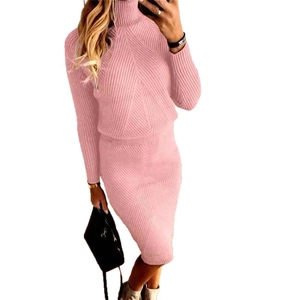 Completo in maglia rosa con maglione a dolcevita e gonna longuette attillata da donna