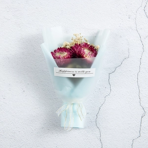 Mini bouquet di fiori secchi rosa con nebbiolina in carta azzurra e nastro dorato