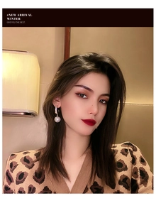 Gros plan de boucles d'oreilles pendantes en perles avec zircons sur un mannequin