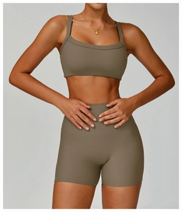 Gros plan sur la texture du tissu côtelé de la brassière de yoga à double sangle