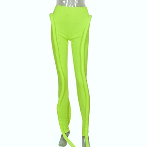 Nahaufnahme der neongrünen High-Waist-Skinny-Hose mit seitlicher Raffung und Strickstoff