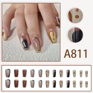 Set unghie finte lunghe a mandorla con motivi geometrici astratti color nudo e marrone