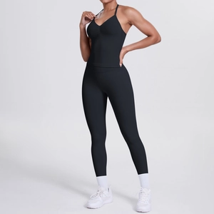 Detail von schwarzem V-Ausschnitt Sporttop und hoch taillierten Yoga-Leggings am Model
