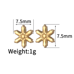 Detailed size chart showing 7.5mm diameter gold snowflake stud earrings weighing 1g