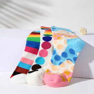 Trois paires de chaussettes en coton colorées avec rayures arc-en-ciel et pois