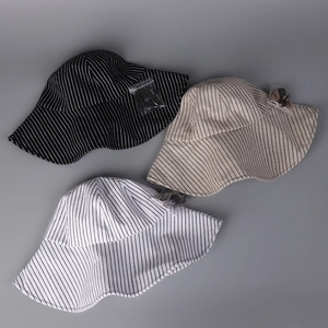 Tre cappelli da sole a righe in cotone e lino nero, beige e bianco con cordoncini regolabili