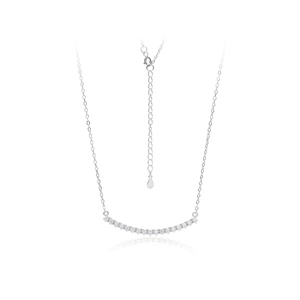 Collier sourire élégant en argent s925 avec pierres de zircone sur un fond blanc