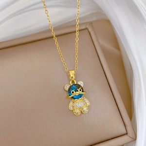 Détail macro du collier ours doré avec tête étoilée bleue et zircons étincelants