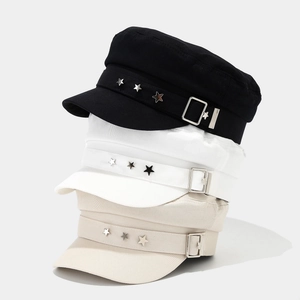 Casquettes militaires plates noires blanches et beige avec étoiles métalliques décor