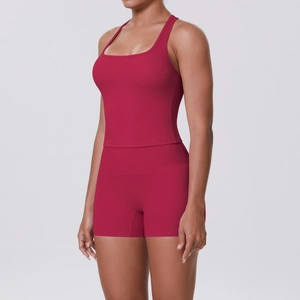 Vue détaillée du tissu brossé bordeaux sur un ensemble de yoga haut dos nageur et short