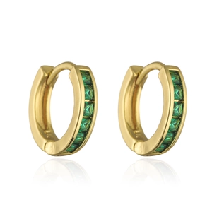 Détail des boucles d'oreilles huggie plaquées or 18 carats avec zircons verts carrés