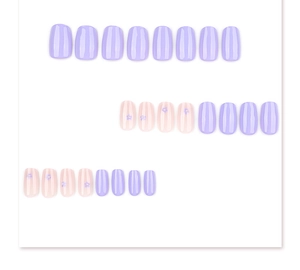 Détail d'ongles autocollants courts carrés en violet et rose avec motifs floraux