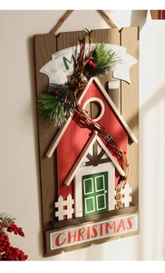 Dettaglio di targa natalizia in legno con aghi di pino e bacche rosse decor