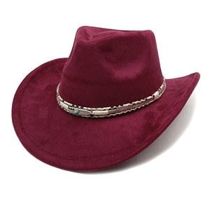 Détail de chapeau de cowboy bordeaux en daim avec plume turquoise et ruban serpent