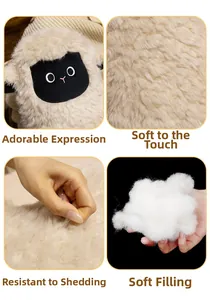 Détails de la peluche mouton montrant l'expression mignonne, le tissu doux et le rembourrage