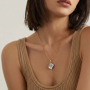 Collana con ciondolo a libro inciso Beste Mama aller Zeiten indossata da una modella