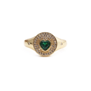 Elegante anello dorato con smeraldo verde a forma di cuore circondato da zirconi lucidi