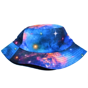 Dettaglio della stampa digitale galassia e cuciture rinforzate sul cappello a secchiello