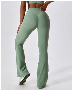 Gros plan sur le legging évasé côtelé vert sauge avec couture en V pour l'effet galbant