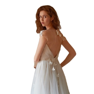 Robe de mariée française col en V avec dos nu et appliques de papillons en 3D