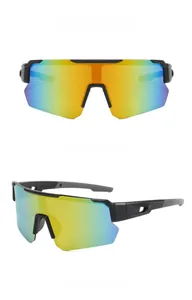 Detalle de gafas de sol deportivas de ciclismo con montura negra y lentes naranja degradado