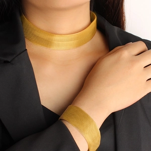 Ensemble collier ras de cou et bracelet large en maille d'acier doré à l'or 18 carats