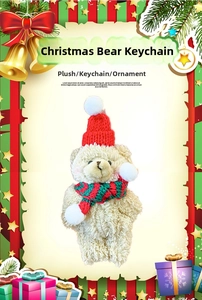 Detalle del llavero de oso de peluche con gorro y bufanda de Navidad rojos y verdes