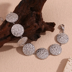Dettaglio del bracciale in argento con dischi tondi martellati e chiusura a moschettone