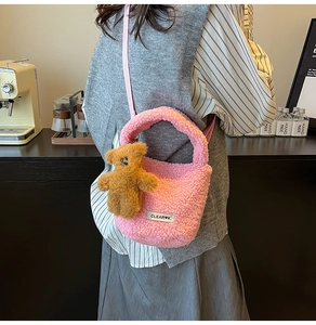 Sac seau rose en peluche avec un charmant petit ours et une étiquette en textile