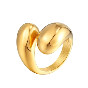Detailansicht eines goldenen Knotenrings mit polierter Oberfläche und gebürsteter Textur