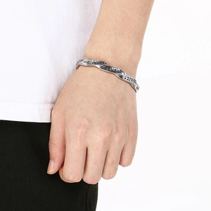 Bracelet Viking Mobius torsadé avec runes nordiques en acier inoxydable argent vieilli