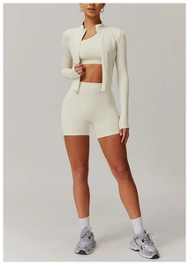 Détail ensemble de yoga 3 pièces avec veste crème, brassière de sport et short taille haute