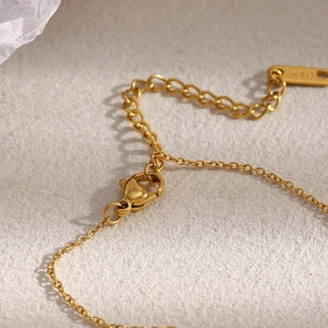 Vue détaillée du bracelet en or 18K avec fermoir mousqueton et poinçon gravé K18