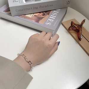 Close-up of S925 sterling silver chain bracelet with oval links on a female wrist