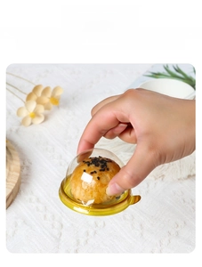 Detailed view of the secure snap lock on a transparent round pastry packaging box