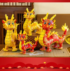 Gruppo di peluche di drago dello zodiaco cinese tradizionale in raso rosso e oro lucido.