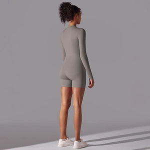 Vista posteriore di una tutina fitness grigia a maniche lunghe con design senza cuciture