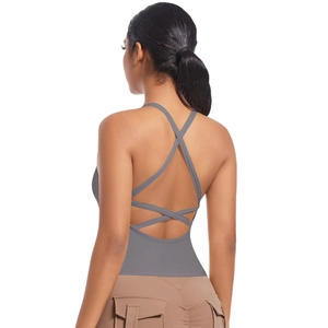 Détail des bretelles croisées du soutien-gorge de sport gris foncé sans couture