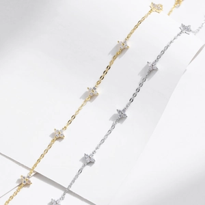 Elegant S925 sterling silver four-leaf clover bracelet in gold and silver with zircon