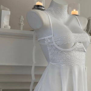 Sexy camicia da notte in pizzo bianco e rete con supporto in acciaio e collarino