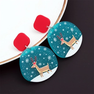 Détail de boucles d'oreilles en acrylique bleu sarcelle avec cerf de Noël et flocons
