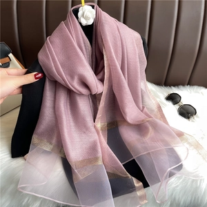 Elegante bufanda ligera rosa malva con rayas metálicas doradas para mujer accesorio de moda