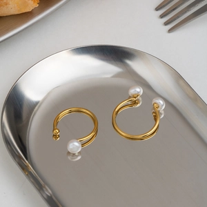 Anello aperto in acciaio inossidabile placcato oro 18K con perle su vassoio argento