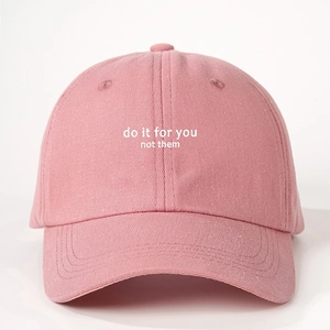 Gros plan sur la casquette rose avec broderie blanche do it for you not them