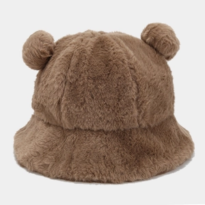 Détail de la texture en fausse fourrure marron et design d'oreilles d'ours sur le chapeau