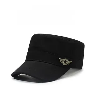 Détail latéral d'une casquette cadet noire en coton avec emblème métallique vintage