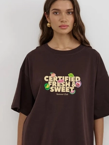 Σκούρο καφέ βαμβακερό t-shirt με καλοκαιρινά prints φρούτων και γραφικά γράμματα