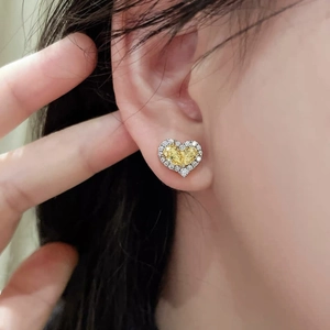Boucles d'oreilles cœur élégantes avec pierre jaune et halo de zircons blancs