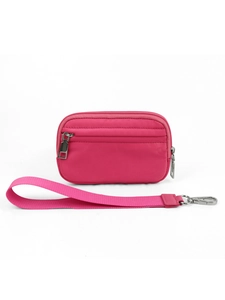 Detalle del mini bolso de muñeca de nailon rojo rosa con cremallera y correa de plata