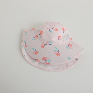 Nahaufnahme der rosa Kindersonnenmütze mit Kirschmuster und atmungsaktivem Mesh-Gewebe